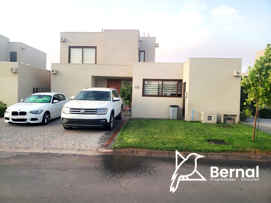 En arriendo | Casa en Los Nogales Santa Elena de Chicureo image 1